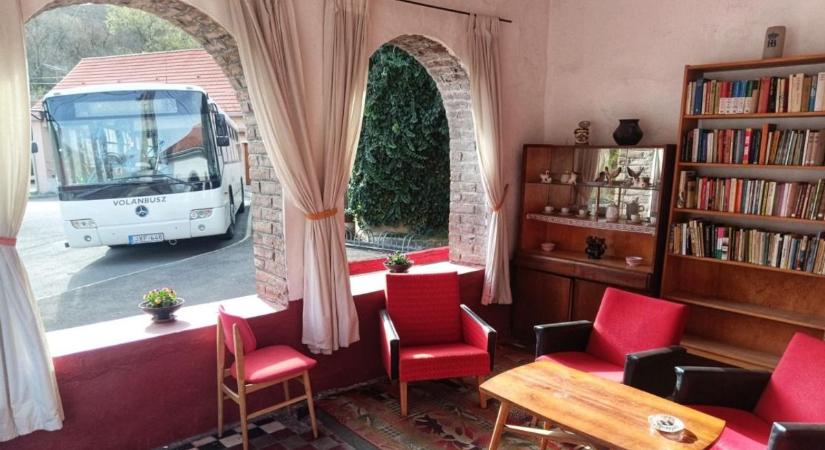Felgyújtották az ország ikonikus buszmegállóját – fotelek, könyvek, minden odalett (képek)