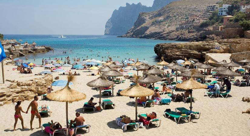 Strandolókat és kempingezőket menekítettek a spanyol üdülővárosnál terjedő erdőtüzek miatt