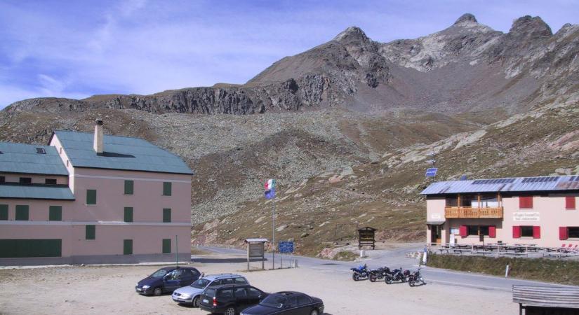 Ez a nő nem ismer félelmet – Tóth Vera motorral szelte át az olasz Alpok legveszélyesebb útját