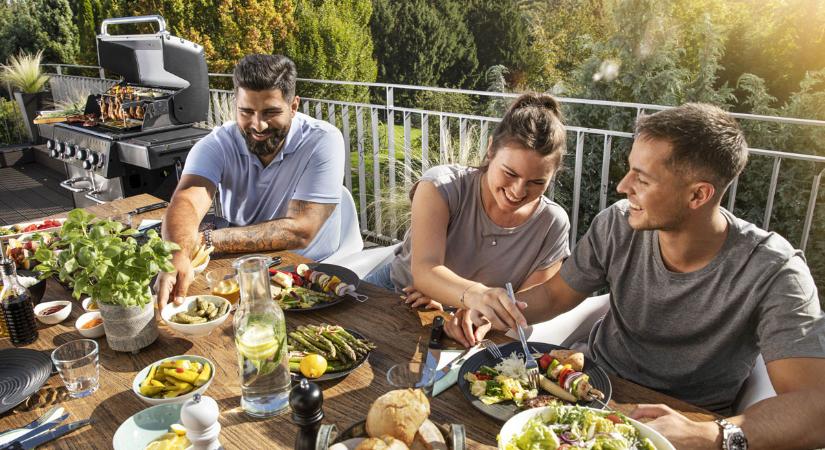 Grillvacsora extrákkal - köretek, szószok és italok, amik feldobják a hangulatot