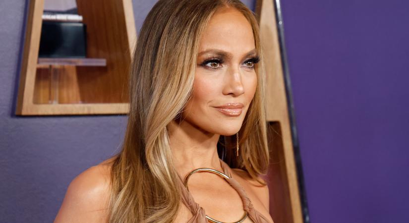Jennifer Lopez trükkje a teltebb hatású ajkakért: videón a hatásos sminkelési módszer