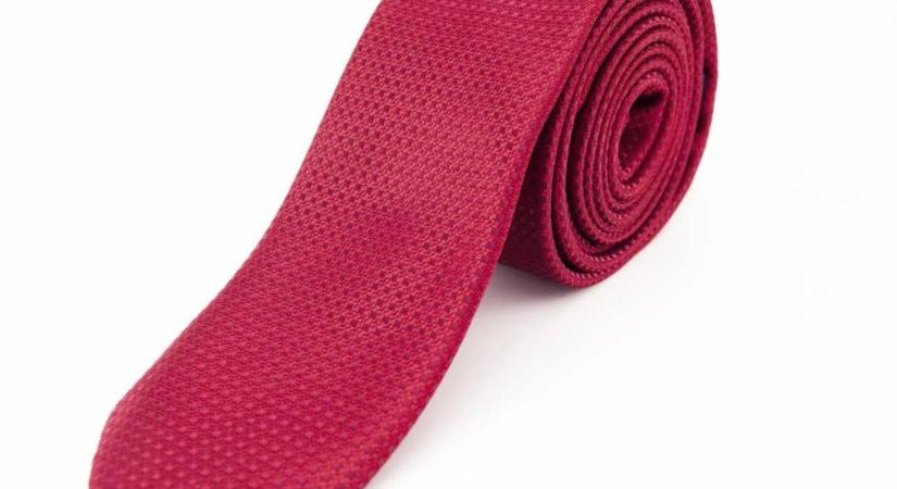 Elegancia a mindennapokban: hogyan válasszon övet és nyakkendőt?
