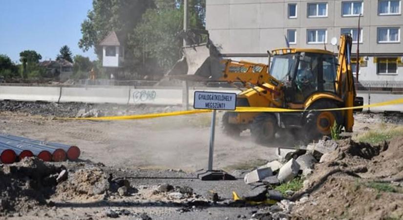 Így haladnak a fejlesztések a forgalmas debreceni kereszteződésben - fotóval