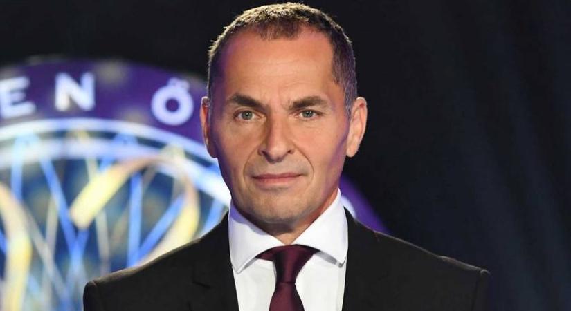 Palik László 14 évvel fiatalabb párja fehér miniben tiszta modell: Petra alakján látszik a sok sport