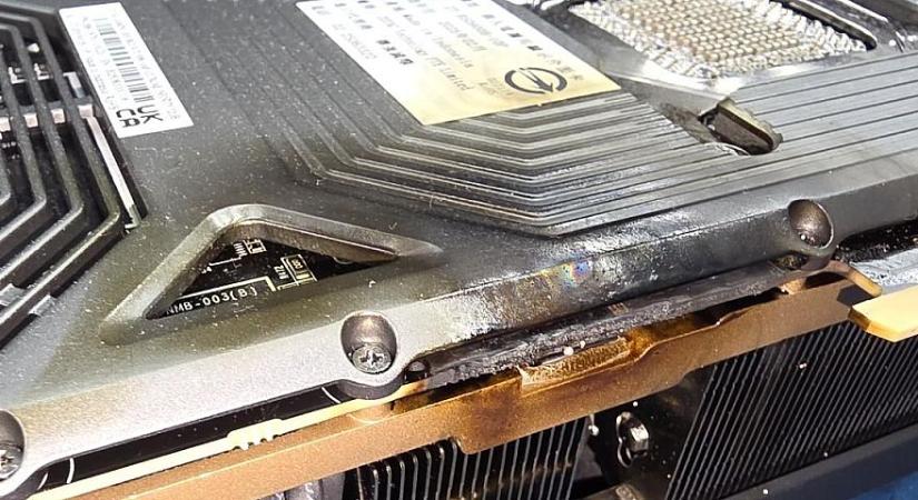 Lángra kapott egy RTX 5090 videókártya, még az alaplap is megégett alatta - de nem a tápkábel miatt