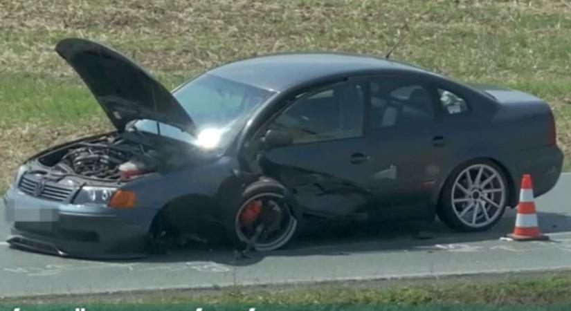 Rossz döntésből baleset: menet közben állította le a motort, a kormányzár azonnal blokkolt