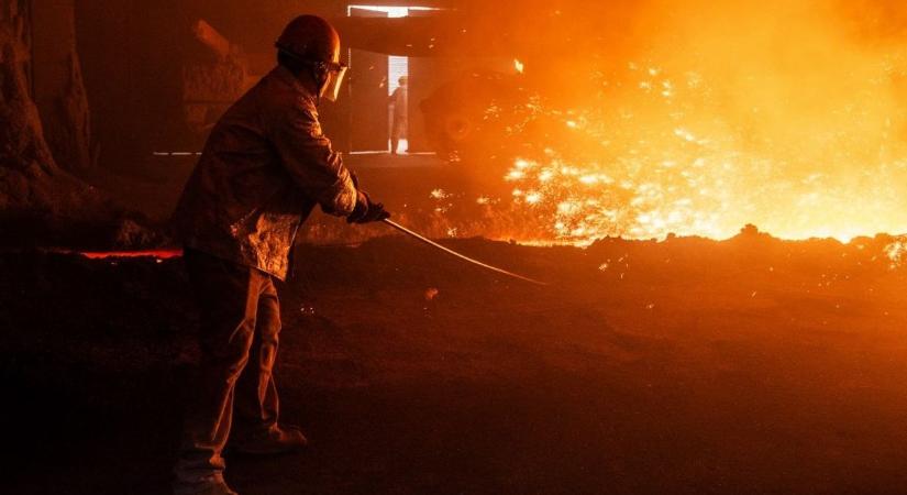 Kínában korlátozzák az acélgyártást, hogy kitisztuljon a levegő a katonai parádéra