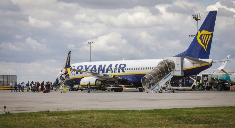 Büntet a Ryanair: van egy szabály a csomagfeladásnál, amit alig ismernek – nem engedik át a túlméretes poggyászt, hiába fizetik ki