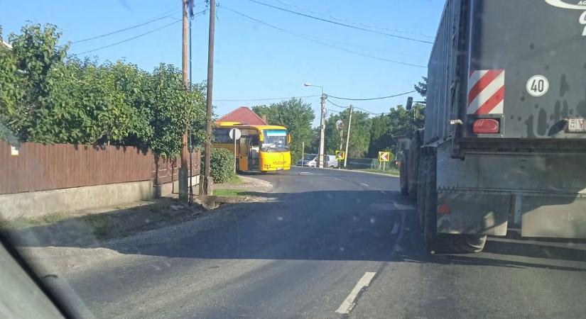 Rosszul indult a kedd: busz és kamion ütközött Györteleknél