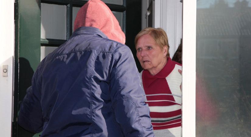 A macskája helyett rabló jött, az idős asszonyt saját otthonában bántalmazták