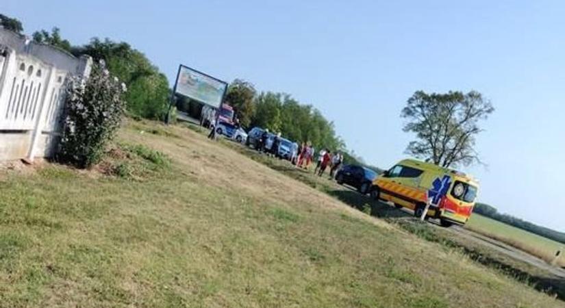 Autók ütköztek a 84-es főúton - Mentő, rendőr, tűzoltók a helyszínen