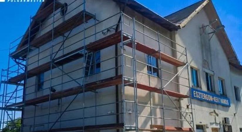 Elkezdték a vasútállomás felújítását - fontos csomópont szépül