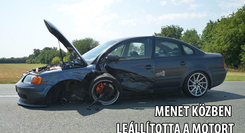 Menet közben állította le az autó motorját – bekapcsolt a kormányzár
