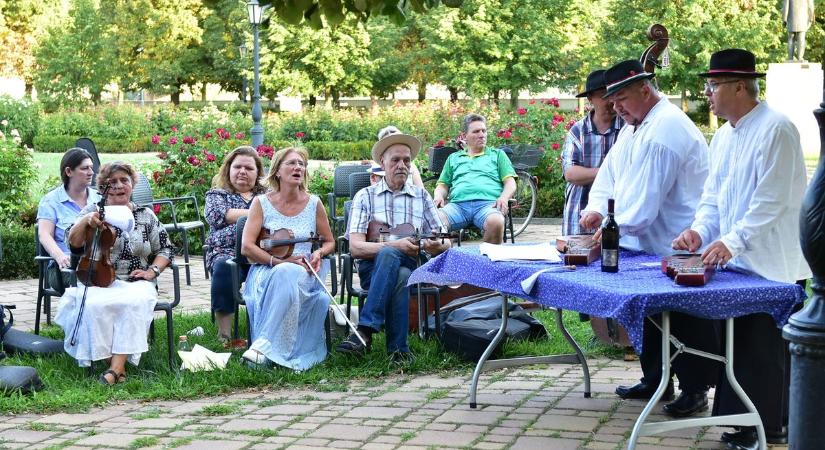Igazán különleges volt ez az este: csodás dallamoktól volt hangos a szolnoki Verseghy park