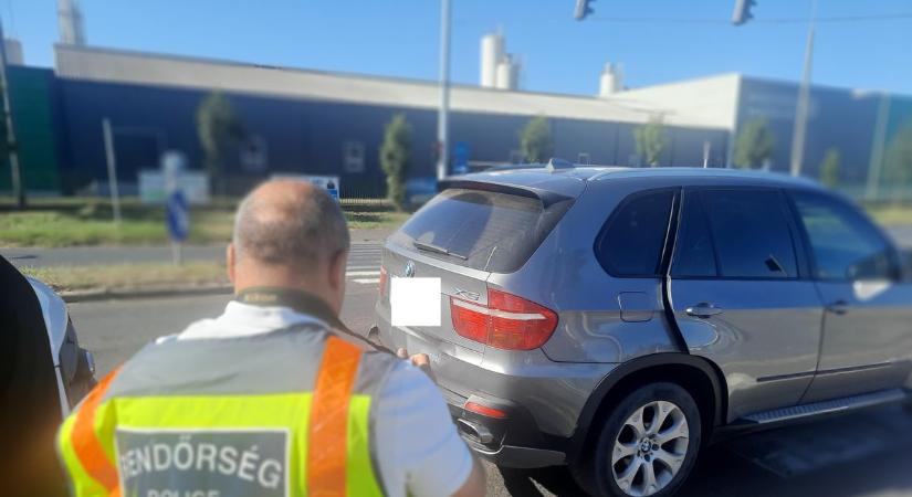 Karambol Nyíregyházán! Lezúzták a BMW-t (fotók)