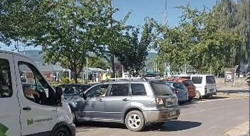 Tört-zúzott egy autós az Újgyőrinél egy parkolóban - videóra vették
