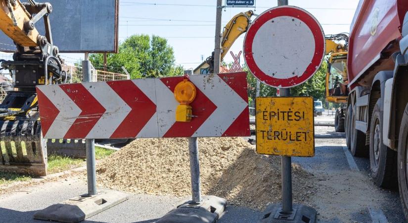 Életbe léptek a lezárások Debrecenben! Mutatjuk, mely vasúti átjáróknál kell kerülni!