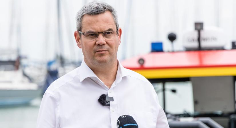 Csicskamédiázik és Magyar Péter elmebajáról ír Takács Péter, miután szerelők mentek be egy szülésre