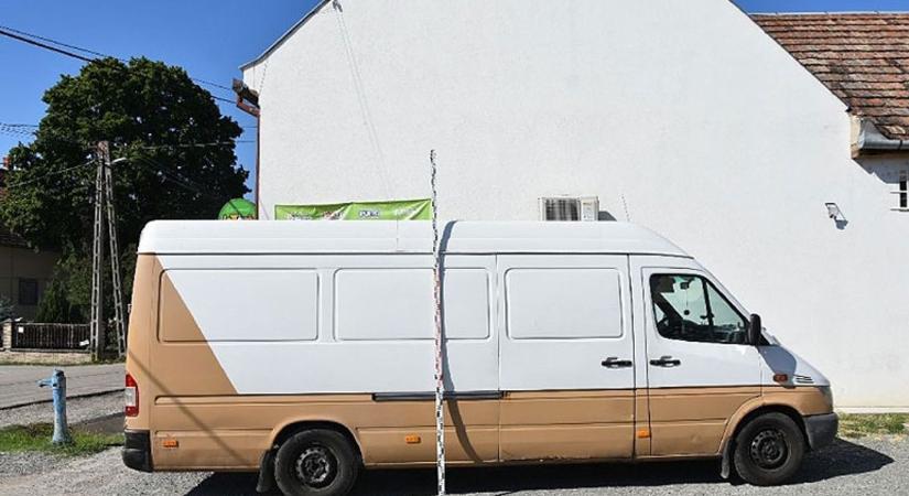 Áruval teli furgont lopott a piac parkolójából, majd balesetet okozott és elhajtott