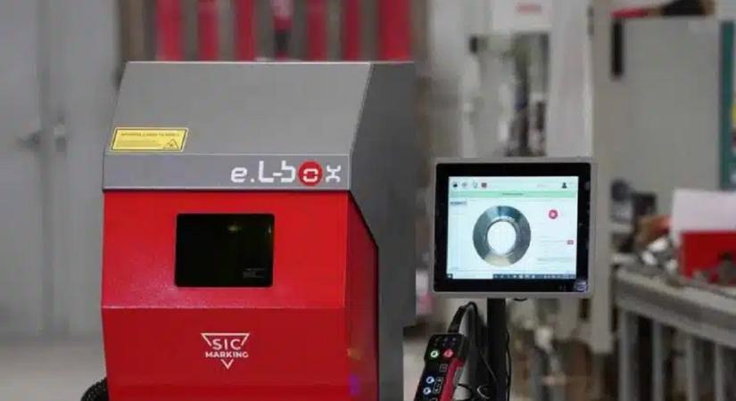 Precíz és ipari környezetre optimalizált: az e.L-BOX kompakt lézeres jelölőállomás az EMO Hannover 2025 kiállításon