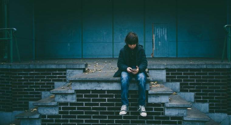 Védjük a gyerekeket az online térben, de az iskola mégis csak 1999-re készíti fel őket