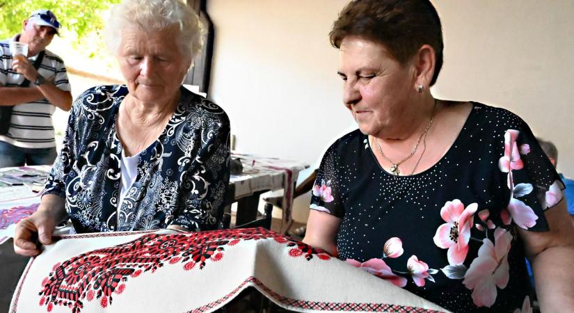 Tűvel és aprólékos munkával őrzik a hagyományt ebben a somogyi faluban