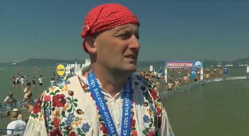 Matyó népviseletben úszta át a Balatont egy férfi