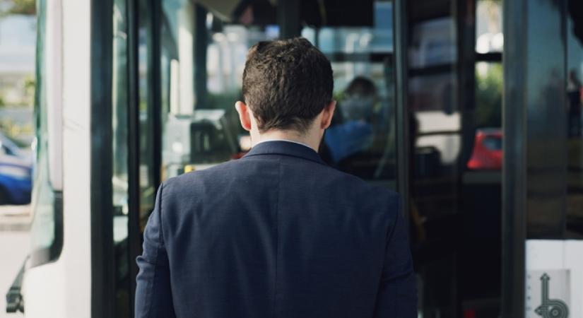 Rossz buszra szállt fel a figyelmetlen magyar férfi, hátborzongató, hogyan töltötte ki a dühét a sofőrön: egy zsebkés is előkerült