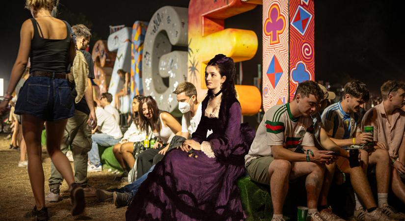 Kivittük a leghíresebb magyar festményeket a Szigetre: Így ejtőzött két koncert között a rőzsehordó nő