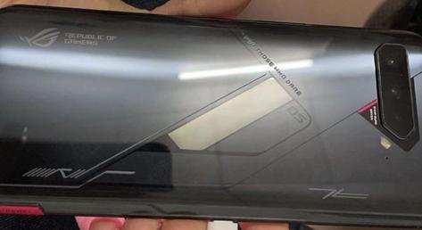 Kiszivárgott fotón az Asus játékosoknak szánt csúcsmobilja, a ROG Phone 4