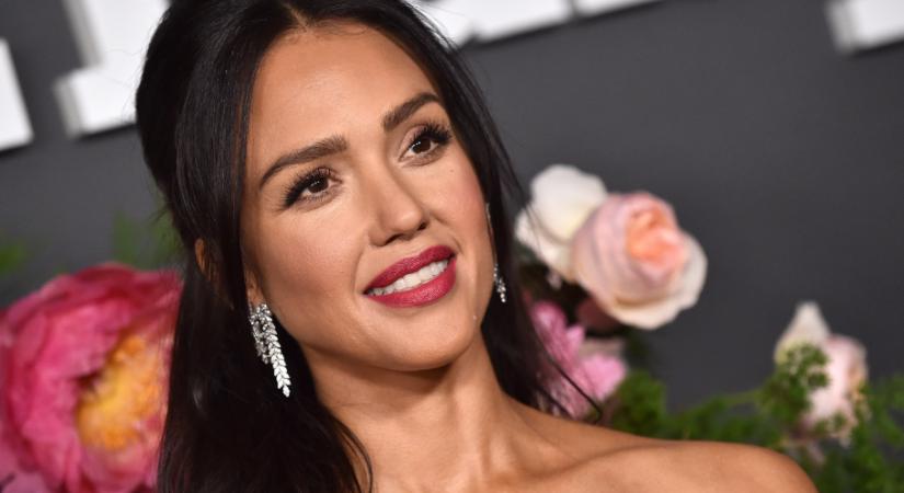 Jessica Alba kék ruháját imádják most az emberek, hihetetlenül elegáns