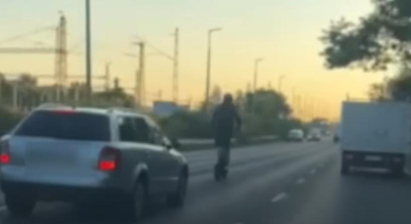 Videó: Megunta az életét a rolleres, aki 90-el versenyzett egy audissal