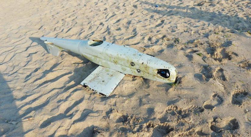 Szétlőtt katonai drónt sodort partra a tenger a bolgár strandon