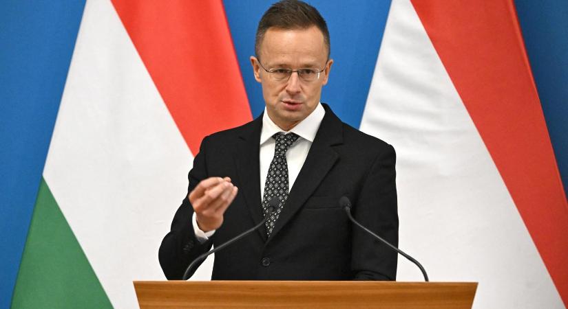 Jogerős ítélet ellenére sem árulja el a Külügyminisztérium, hogy kiket hívtak meg Szijjártó Péter sajtótájékoztatóira, végrehajtást indított a 444