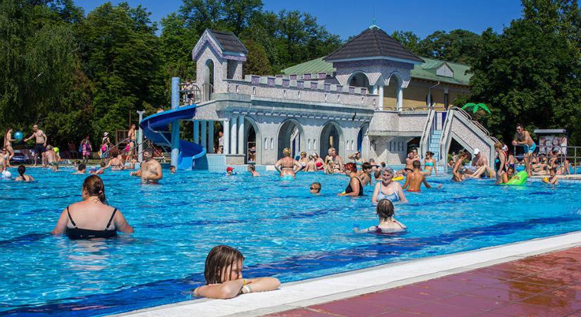 Mindenki lefagyott az egri strandon, hihetetlen, mi úszkált a medencében
