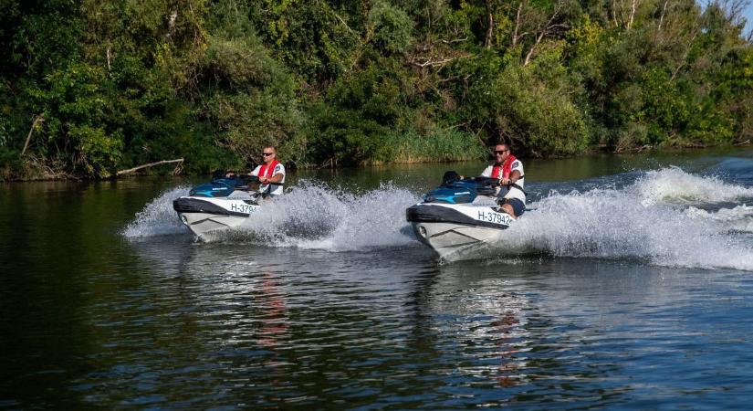 Nem menekültek a hajósok sem, rendőrök csaptak le a Tisza-tónál – videón a látványos akció!
