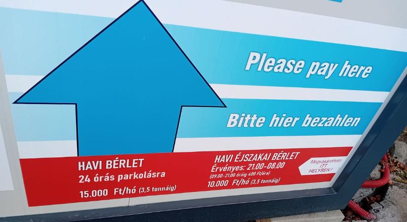 Bérletet árul a sorompóval lezárt parkolóhelyekre a győri Tesco