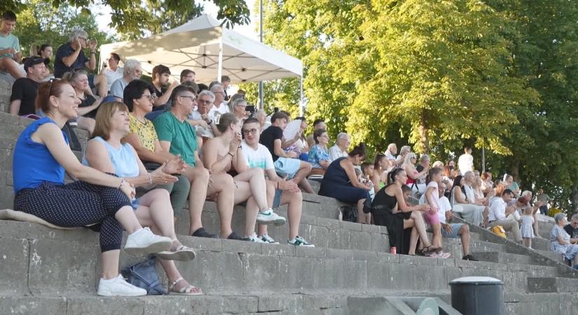 A Duna-part Téged is vár: Három zenekar lépett fel a Korzó víziszínpadán augusztus 8-án