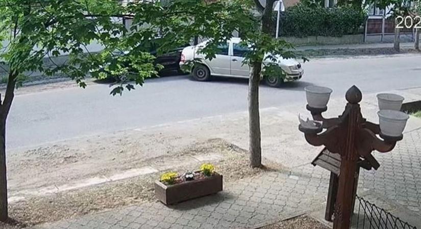 Ezt mégis hogy sikerült? Darwin-díjas tolatást mutattak be Hajdú-Biharban - videóval