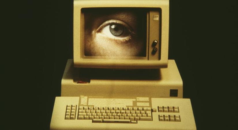 Így interneteztünk régen – mit mond el rólunk, hogy az iWiW-től az Instáig jutottunk?
