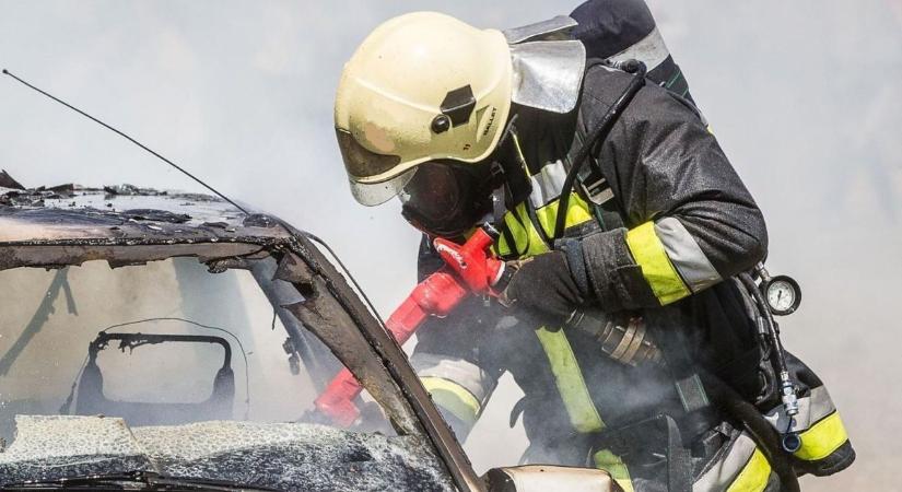 Kigyulladt személyautóhoz riasztották a tűzoltókat