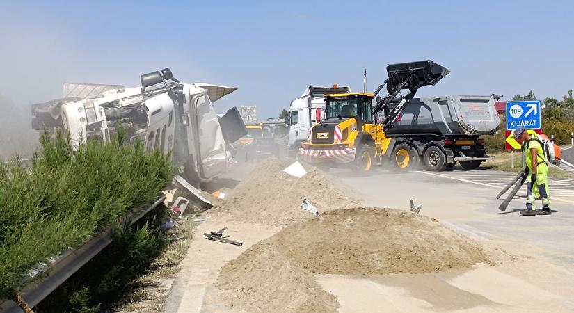 Felborult egy kamion az M5-ösön, több tonna homok borítja a sztrádát – galériával, videóval