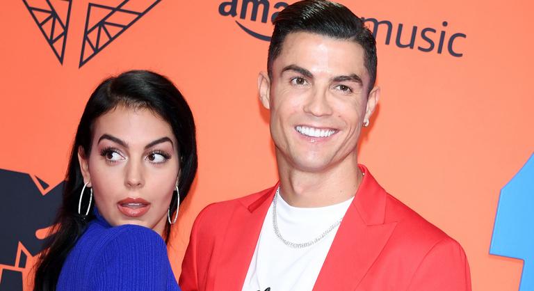 Megmozgatta az internetet a gigászi jegygyűrű, amelyre Cristiano Ronaldo rábökött
