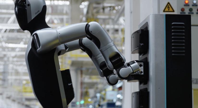 Videón az örök gépélet receptje: amikor kell, saját magán cserél akkut az emberszabású robot