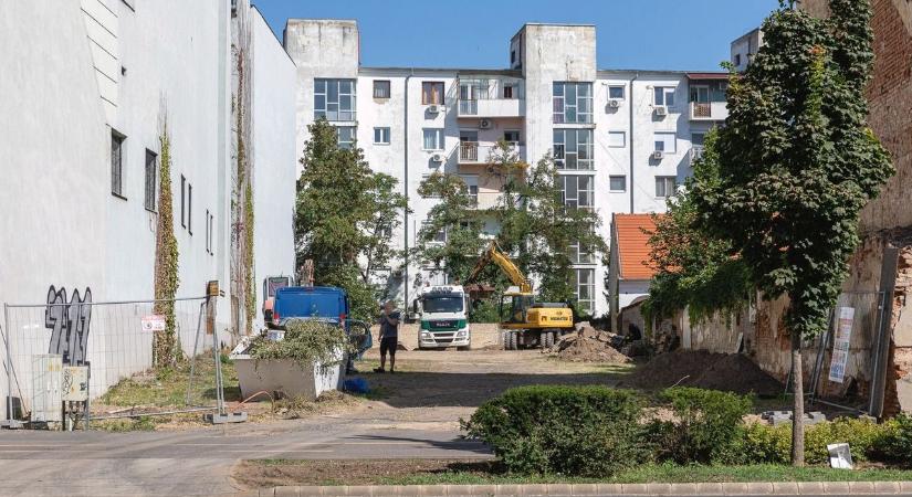 Szűk a hely ezen a debreceni belvárosi telken, de egy új társasház simán elfér