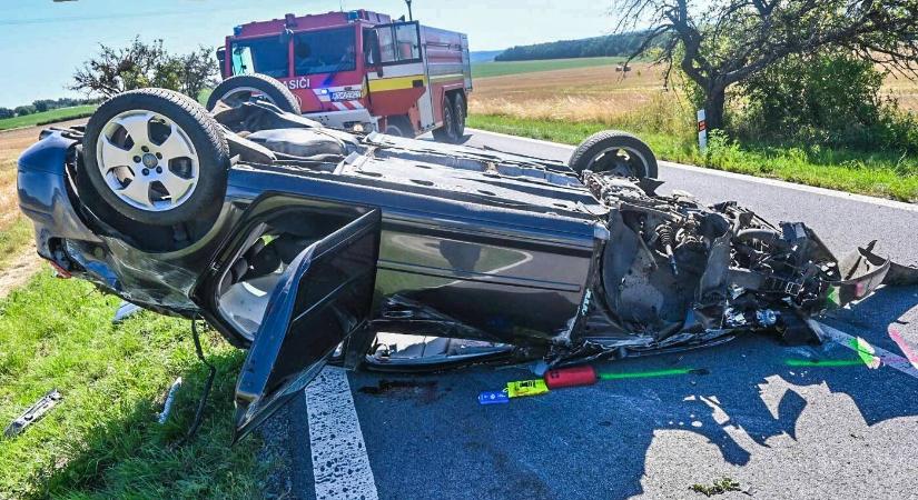 TRAGÉDIA: Meghalt egy nő, miután fának ütközve felborult az autójával