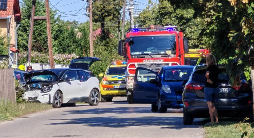 Kerítésnek csapódott két autó Debrecenben