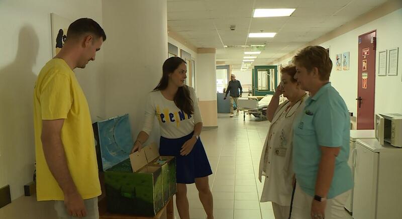 Játékokkal teli kincsesládát kaptak a kórházban lévő gyerekek