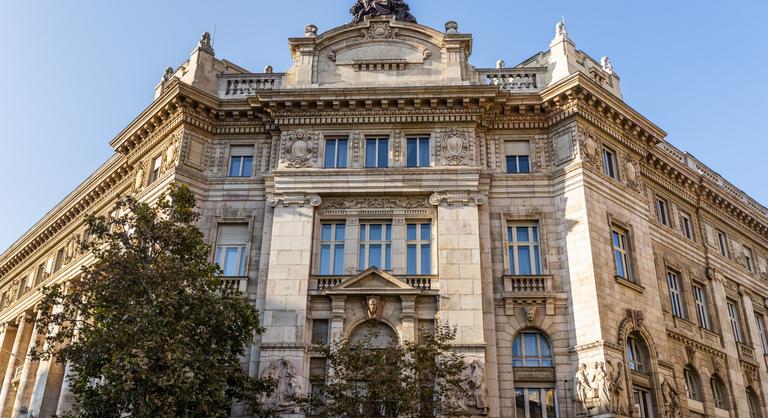 Csaknem egymilliárd forintnyi profit maradt ki az MNB-botrányban érintett építőipari cég könyveléséből