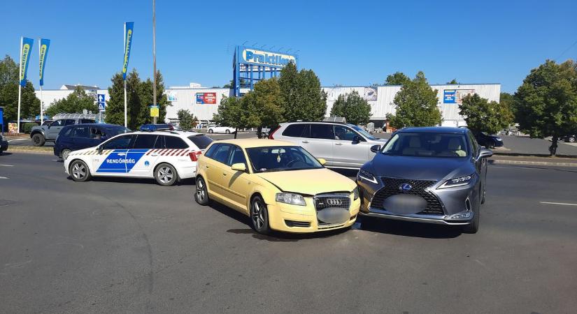 Törzs utcai ütközés – két személyautó találkozása lassította a forgalmat (fotók)